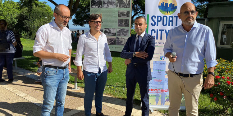 Il sindaco Truzzu, l'assessore allo sport Floris e gli organizzatori