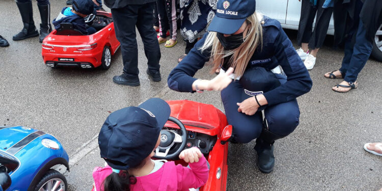 La Polizia locale di Sassari dona bici e corredini scolastici ai profughi afgani