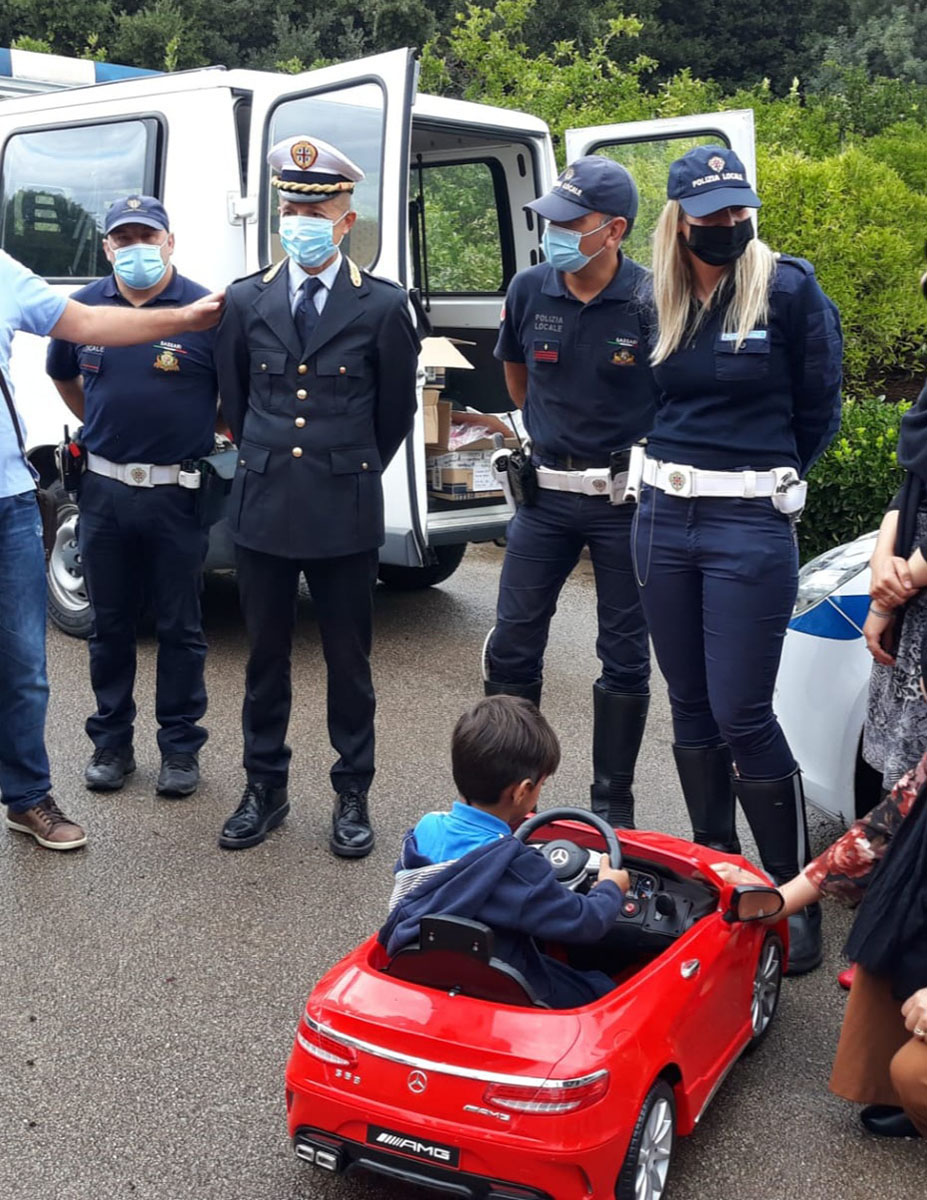 La Polizia locale di Sassari dona bici e corredini scolastici ai profughi afgani