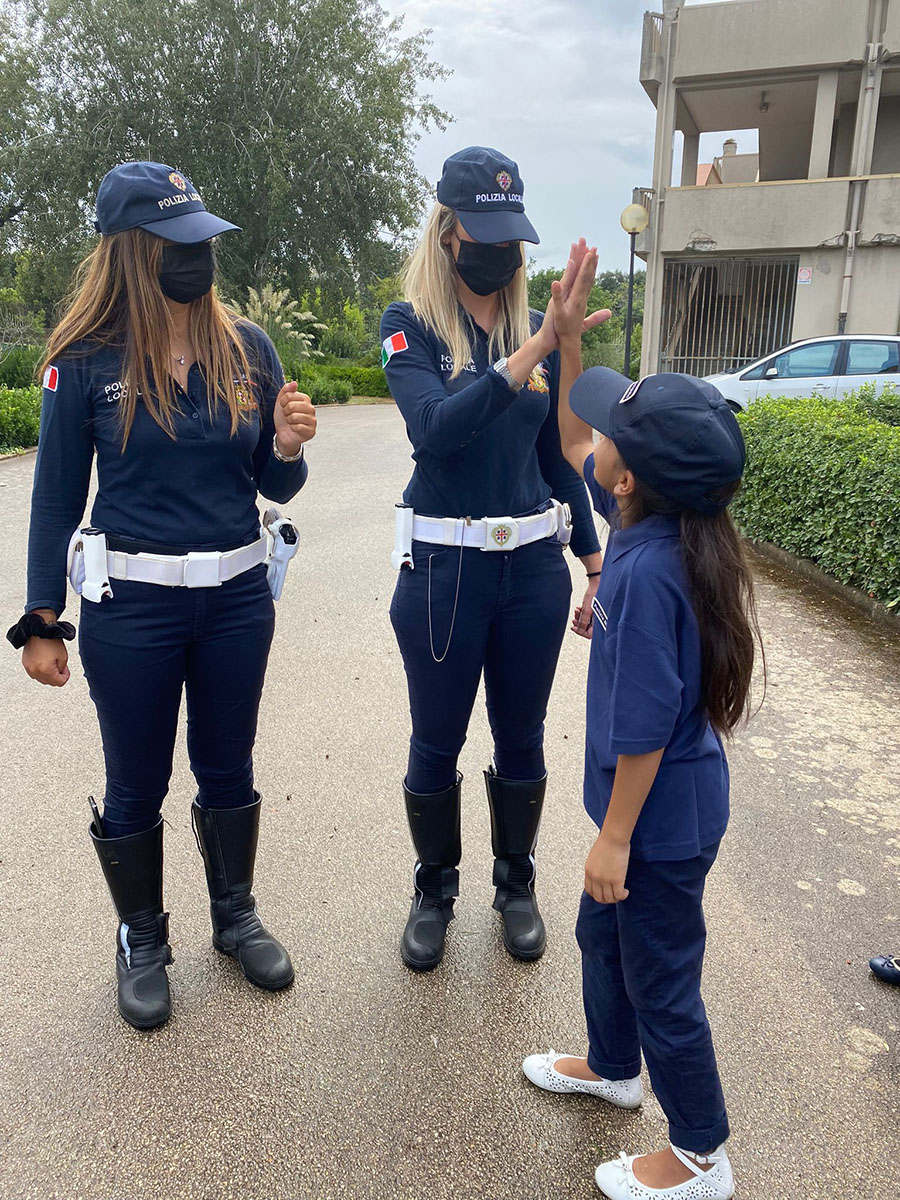 La Polizia locale di Sassari dona bici e corredini scolastici ai profughi afgani
