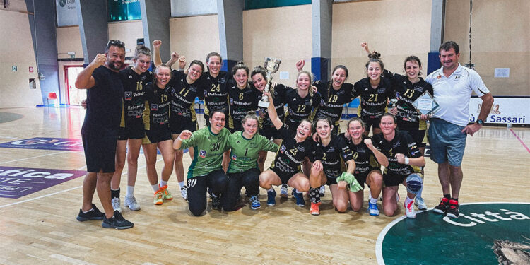 Le ragazze del Bruneck festeggiano la vittoria del torneo