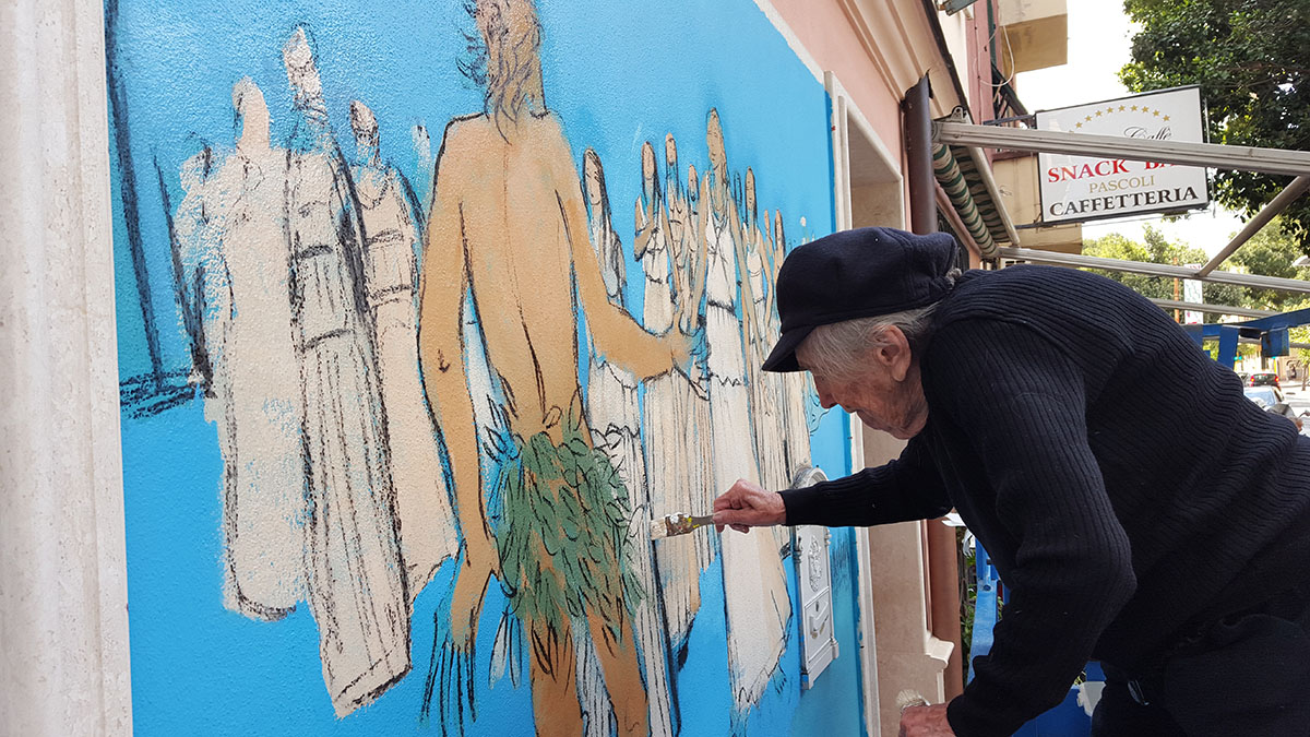 Liliana Cano mentre dipinge la facciata del Centro d'Arte Ulisse di Sassari. ? S&H Magazine