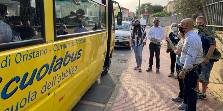 Oristano. L'assessore Sanna alla partenza del servizio navetta dalla Scuola Grazia Deledda