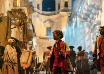 Peter Dinklage nel “Cyrano” di Joe Wright. 📷 Peter Mountain © 2021 Metro-Goldwyn-Mayer Pictures Inc. All Rights Reserved.