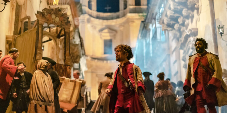 Peter Dinklage nel “Cyrano” di Joe Wright. 📷 Peter Mountain © 2021 Metro-Goldwyn-Mayer Pictures Inc. All Rights Reserved.