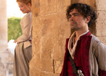 Haley Bennett (Roxanne) e Peter Dinklage (Cyrano) nel “Cyrano” di Joe Wright. 📷 Peter Mountain © 2021 Metro-Goldwyn-Mayer Pictures Inc. All Rights Reserved.