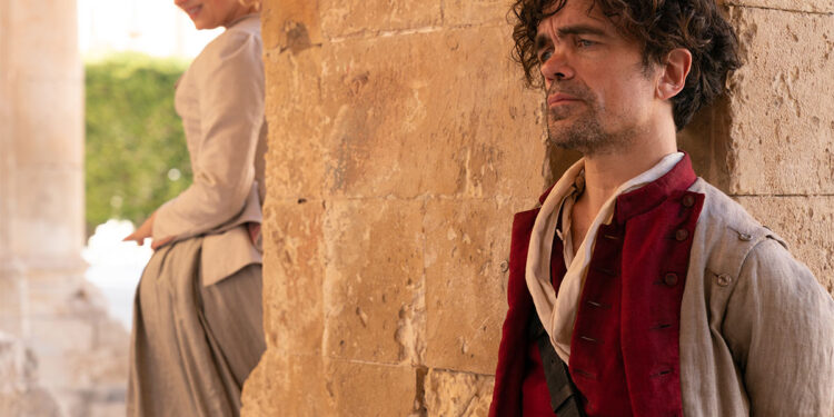 Haley Bennett (Roxanne) e Peter Dinklage (Cyrano) nel “Cyrano” di Joe Wright. 📷 Peter Mountain © 2021 Metro-Goldwyn-Mayer Pictures Inc. All Rights Reserved.