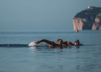 Greg Paltrinieri si allena nella Baia di Porto Conte