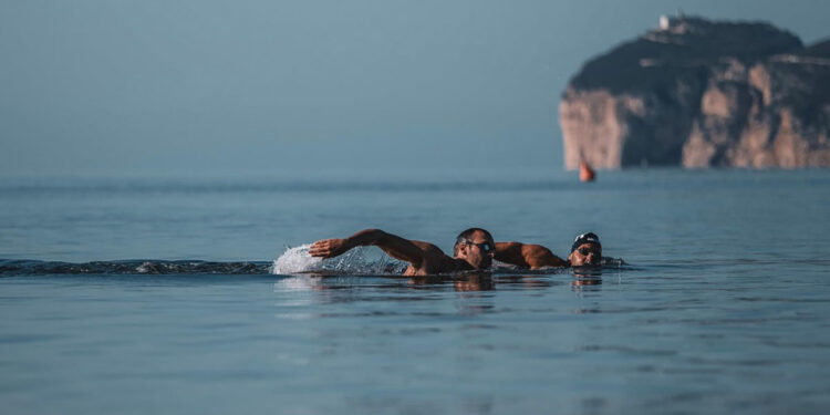 Greg Paltrinieri si allena nella Baia di Porto Conte