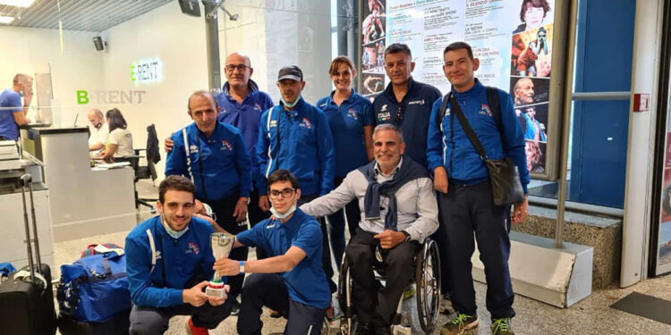 In prima fila Mattia Cardia e Riccardo Campus con il trofeo ed il presidente nazionale FISPES Sandrino Porru