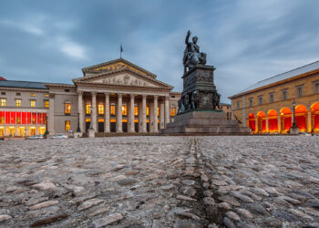 Il Teatro Nazionale di Monaco di Baviera, Piazza Max-Joseph-Platz. ? Adobe Stock | anshar73