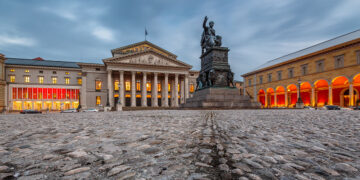 Il Teatro Nazionale di Monaco di Baviera, Piazza Max-Joseph-Platz. ? Adobe Stock | anshar73
