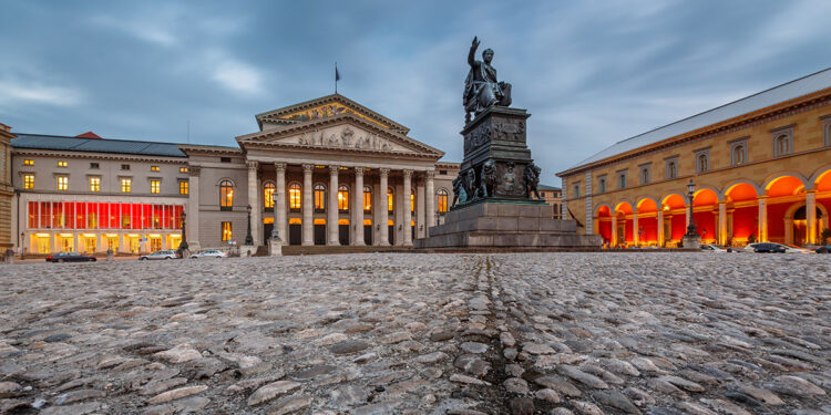 Il Teatro Nazionale di Monaco di Baviera, Piazza Max-Joseph-Platz. ? Adobe Stock | anshar73