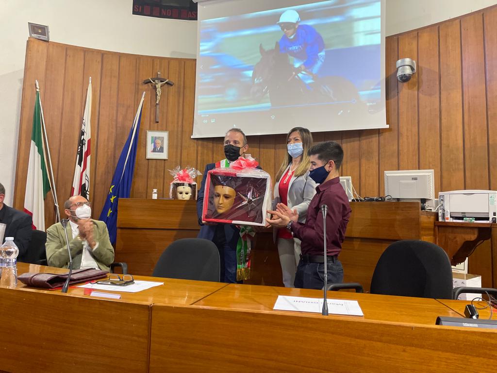 Oristano, la premiazione del fantino oristanese Marco Ghiani