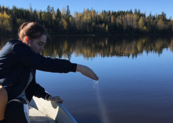 Ragazza sparge ceneri cremazione