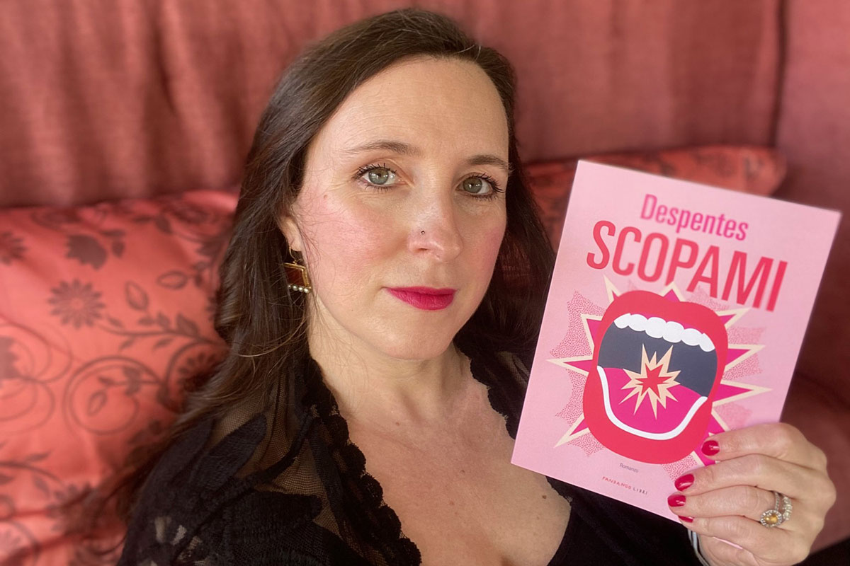 Aurora Redville con il libro "Scopami" di Virginie Despentes 