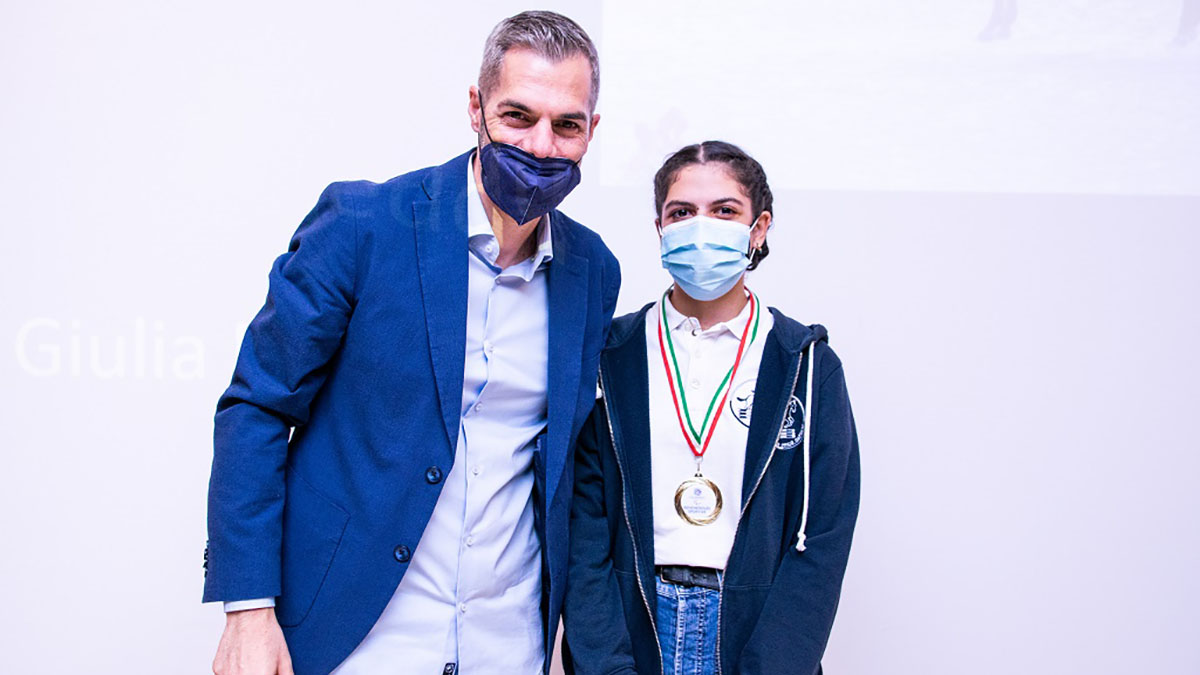 Simone Carrucciu premia Giulia Madeddu 📷 Lorenzo Luciani