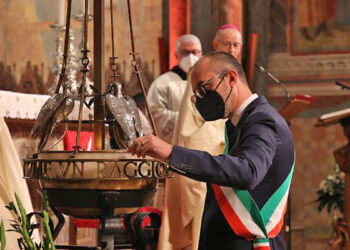 Truzzu accende la lampada perpetua sulla tomba di San Francesco