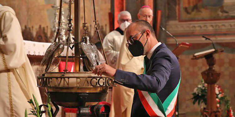 Truzzu accende la lampada perpetua sulla tomba di San Francesco