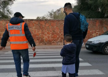 Un nonno vigile in servizio