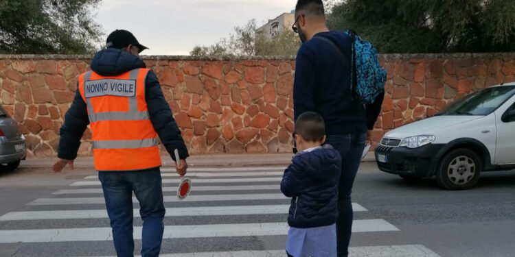 Un nonno vigile in servizio