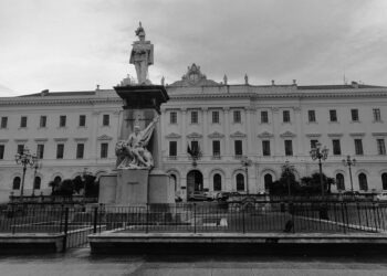 "L'imponenza del re", Piazza d'Italia, Sassari
