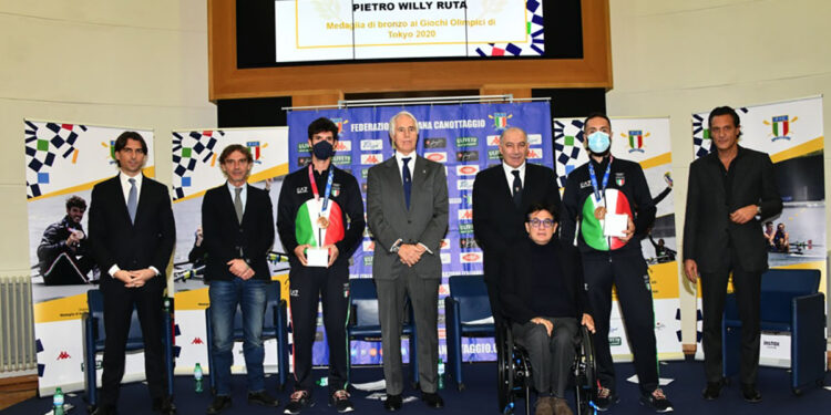 Da sx: l’Assessore allo Sport del Comune di Roma Alessandro Onorato, il Delegato allo Sport della Presidenza della Regione Lazio Roberto Tavani, Stefano Oppo, il Presidente del CONI Giovanni Malagò, il Presidente FIC, Giovanni Abbagnale, il Presidente del CIP, Luca Pancalli, Pietro Willy Ruta e il direttore generale di Sport e Salute Diego Nepi Molineris. ? Mimmo Perna, canottaggio.org