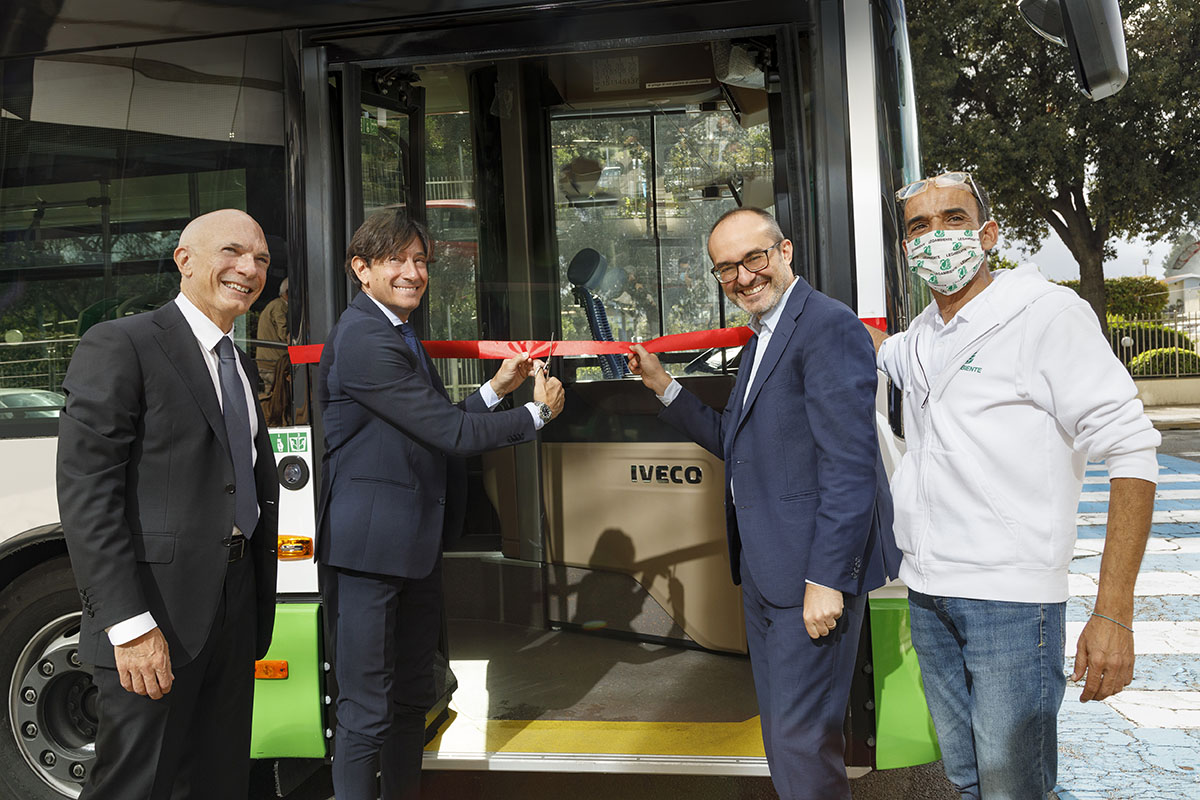 Consegna autobus full hybrid da 18 metri del CTM Cagliari
