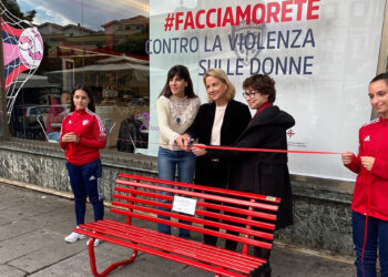 La panchina rossa contro la violenza sulle donne donata dal Cagliari Calcio