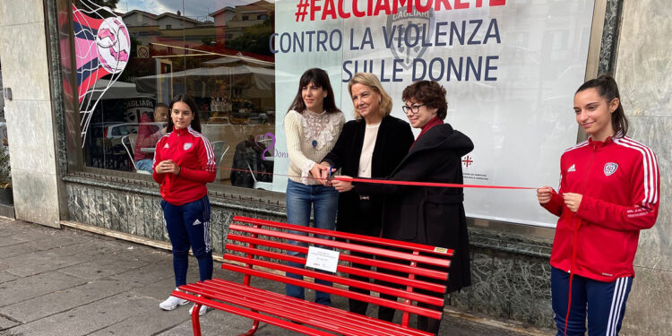 La panchina rossa contro la violenza sulle donne donata dal Cagliari Calcio