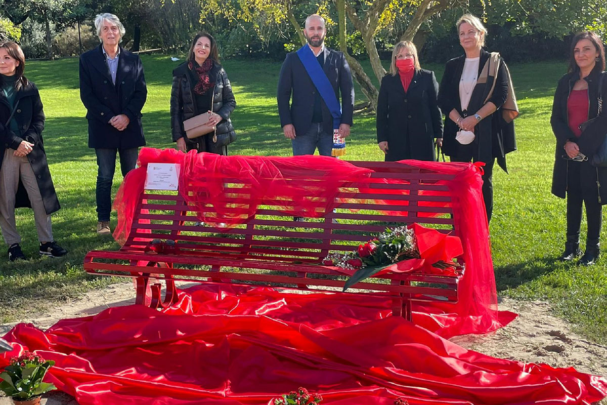 La panchina rossa nel Parco di Monteclaro