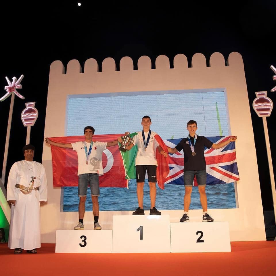 Federico Pilloni sul podio in Oman. ? FB Windsurfing Club Cagliari