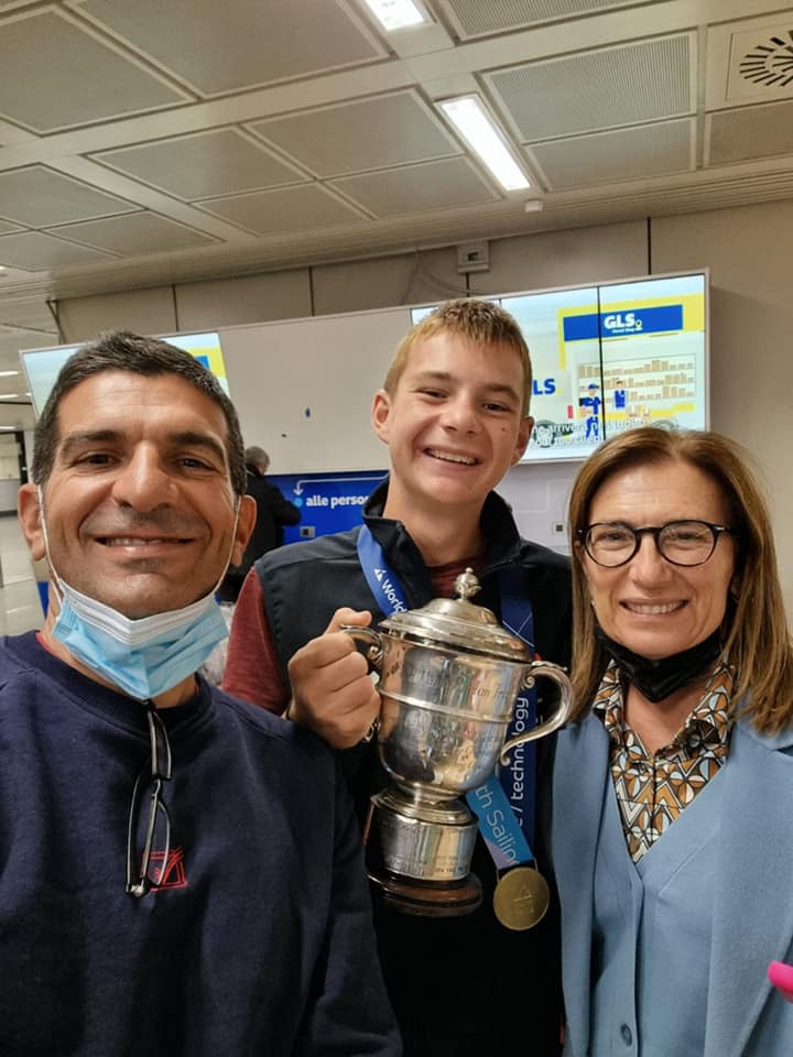 Federico Pilloni in aeroporto con Gigi Picciau e Valentina Gessa. 📷 FB Windsurfing Club Cagliari