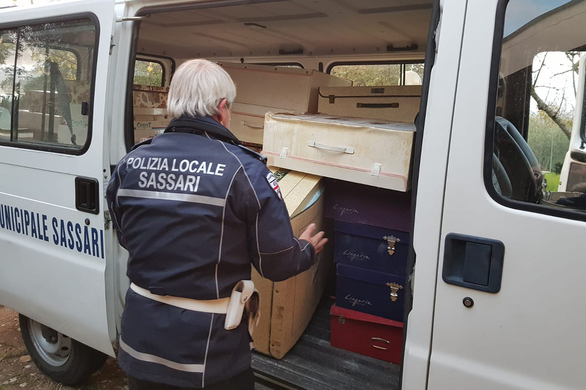 Il furgone della polizia locale di Sassari carico di doni