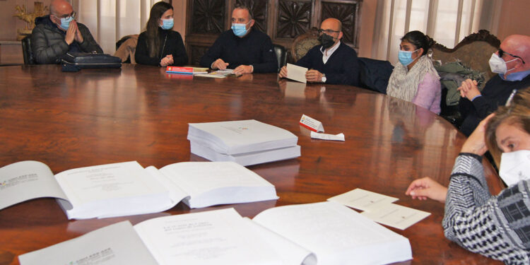 Oristano consegna carta de logu e costituzione in braille