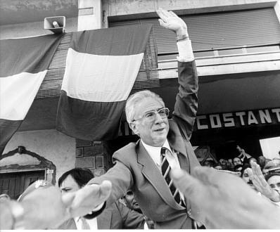29 giugno 1985. Il neoeletto Presidente Francesco Cossiga saluta la gente di Sardegna