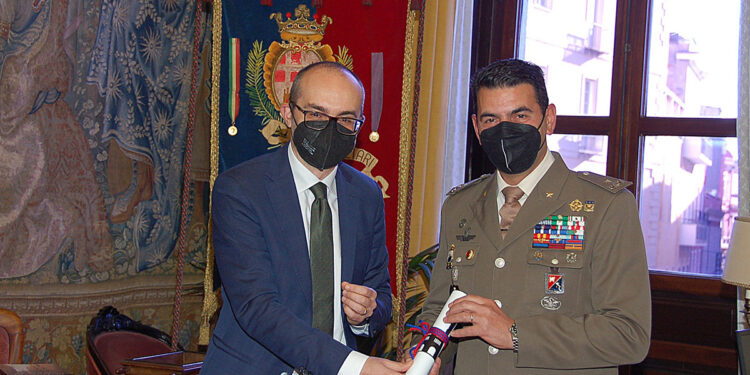 Il sindaco Truzzu con il generale Scanu