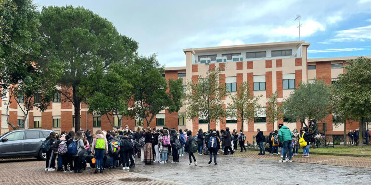 Oristano, l'ingresso degli studenti all'Istituto Frassinetti