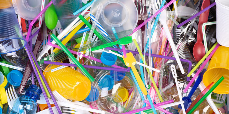 Plastica usa e getta. 📷 Adobe Stock | photka