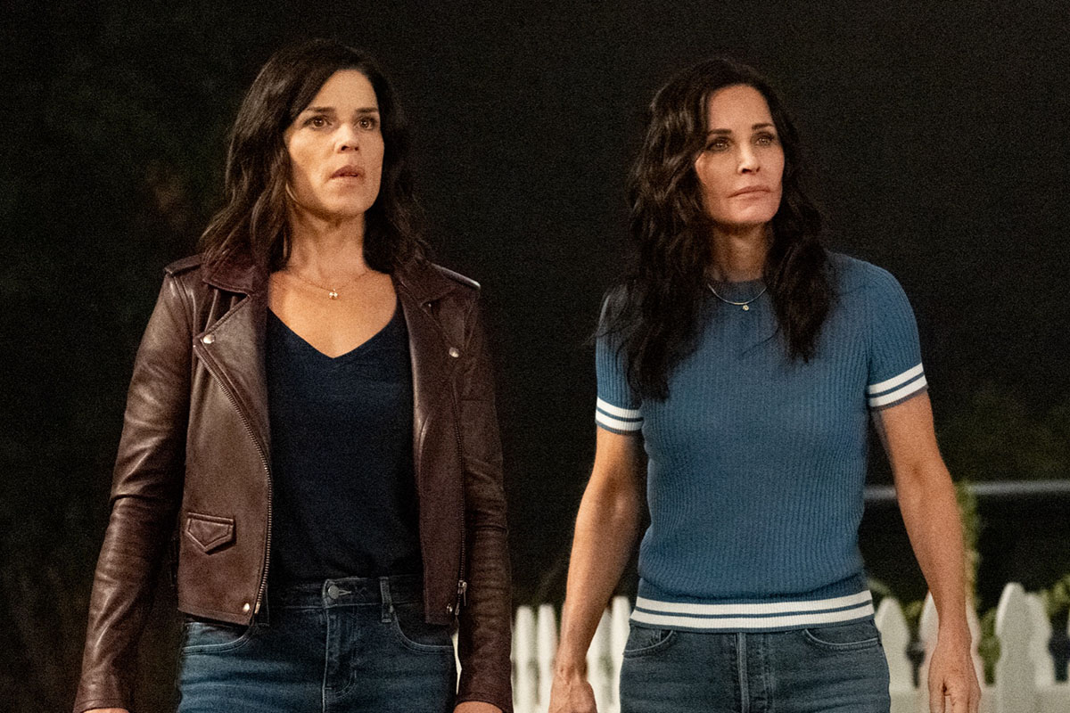Neve Campbell (Sidney Prescott), a sinistra, e Courteney Cox (Gale Weathers) in “Scream”. 📷 Brownie Harris. Courtesy of Paramount Pictures and Spyglass Media Group