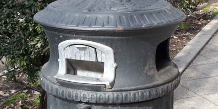 Cestino in ghisa per la raccolta dei piccoli rifiuti