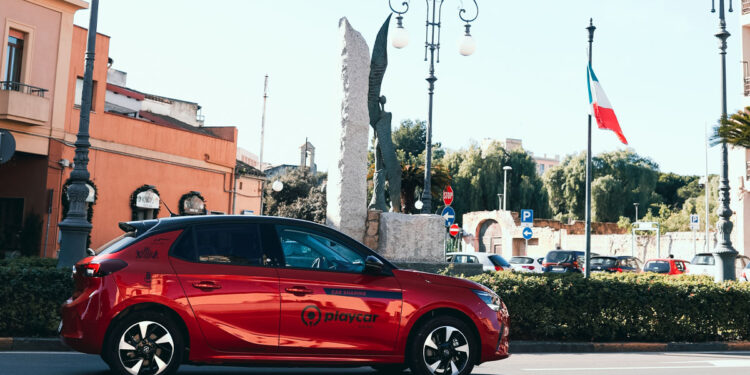 Una delle Opel Corsa-E del car sharing Playcar a Quartu Sant'Elena