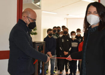 Massimiliano Sanna, Tiziana Laconi e gli alunni di via Marconi a Oristano