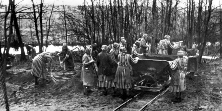 Donne internate al lavoro al Campo di concentramento di Ravensbruck