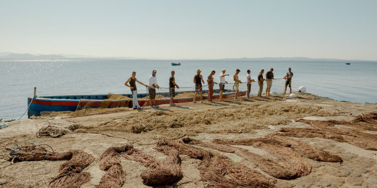 Pescatori sistemano le reti per la pesca al tonno nella Tonnara Isola Piana di Carloforte (SU). 📷 Alessandro Toscano