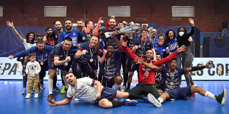 La Raimond Handball Sassari posa con la Coppa Italia 2022. 📷 Luigi Canu