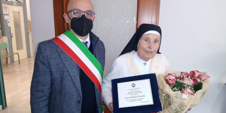 Oristano. Il vicesindaco Sanna con Suor Battistina Piredda