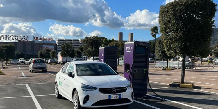 Stazione di ricarica Enel X al Centro Commerciale Terranova di Olbia