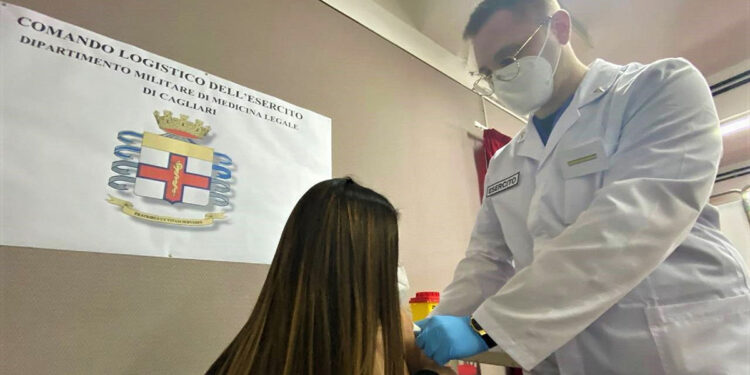Una vaccinazione all'ex Ospedale Militare di Cagliari