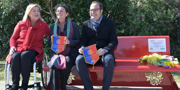 Panchina rossa nel Parco di Terramaini